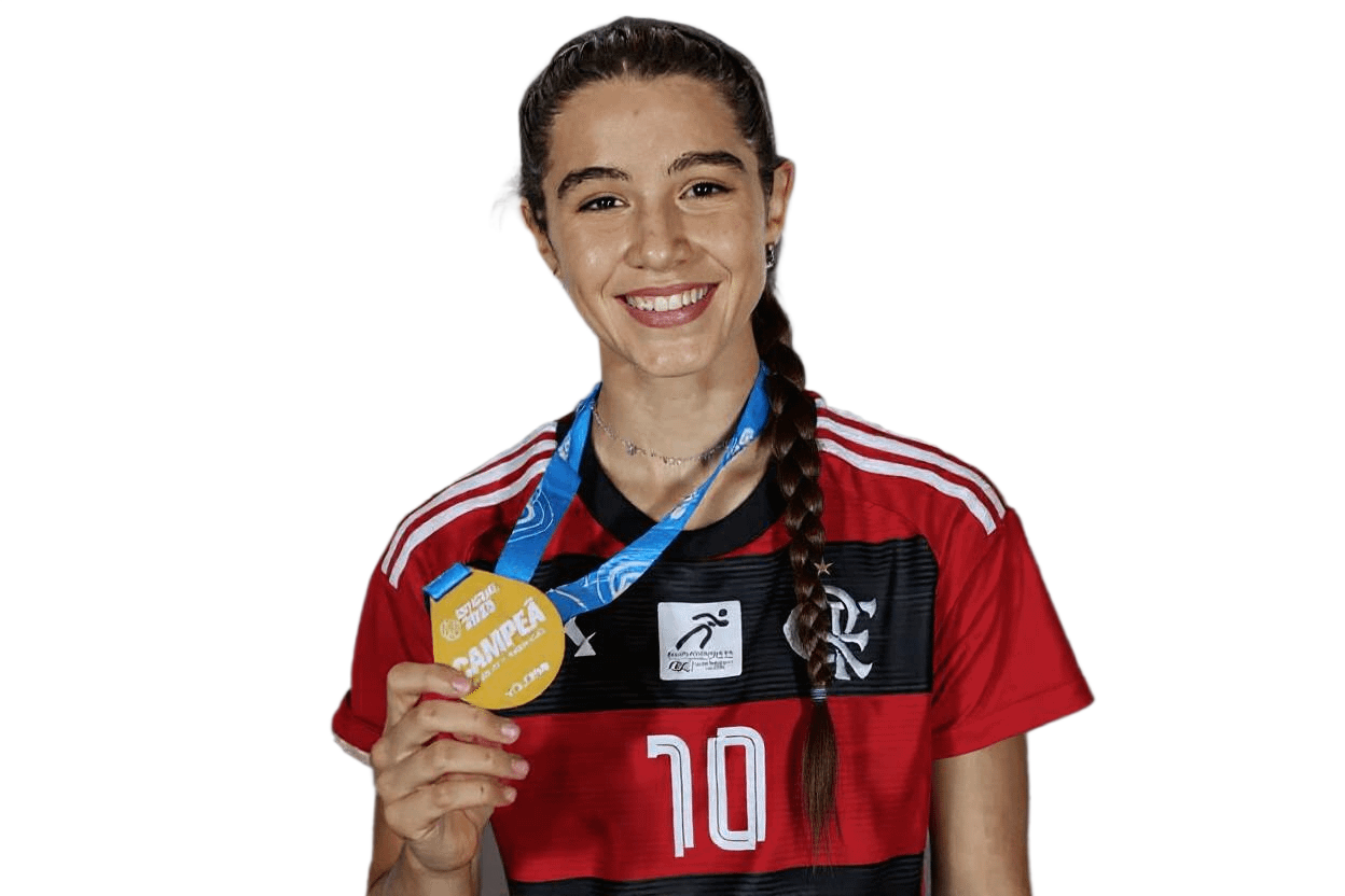 Bia sorrindo com sua medalha e a camisa de vôlei número 10